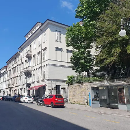 L'arco Living 5 アパート